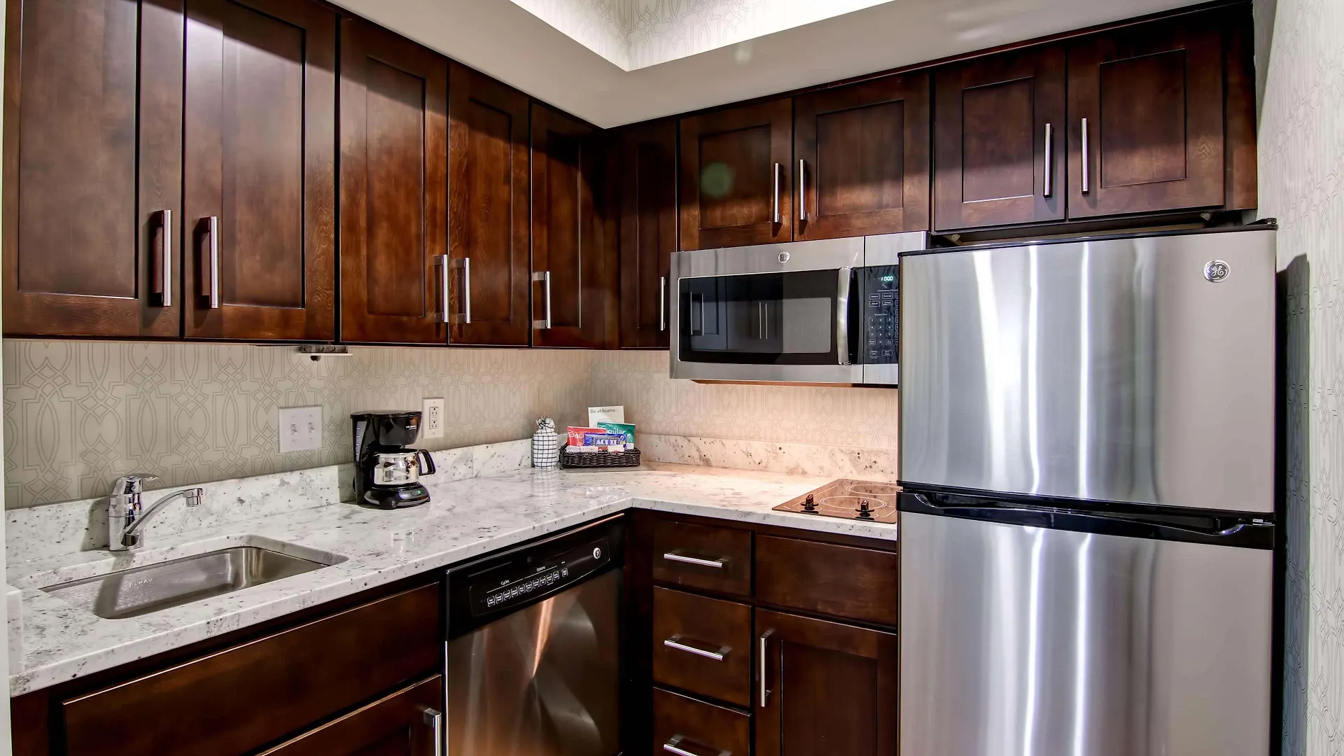 Hotel Poplar Inn And Suites Memphis