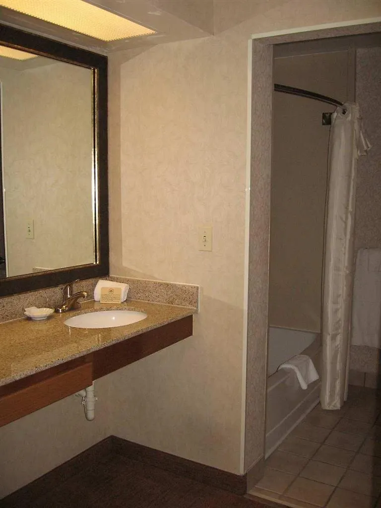 Poplar Inn And Suites Memphis Hotel